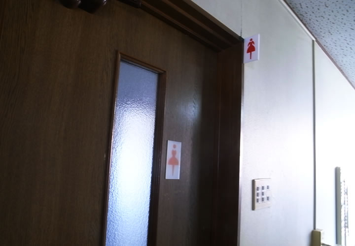 男性用とは別に、女性専用トイレ・化粧室があります。